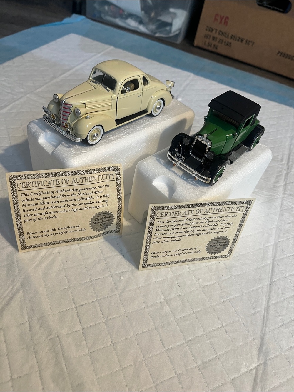 Die-Cast Vintage Car Model - Cream and Green Set